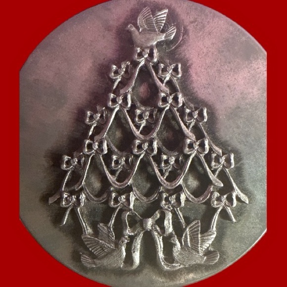 Vintage 1983 Metzke Pewter 5” Diameter Christmas Tin - Picture 4 of 4